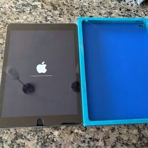 APPLE iPad Air 2 Wi-Fi 16GB Silver EUC & Logi Kickstand Case Bundle -WORKS GREAT